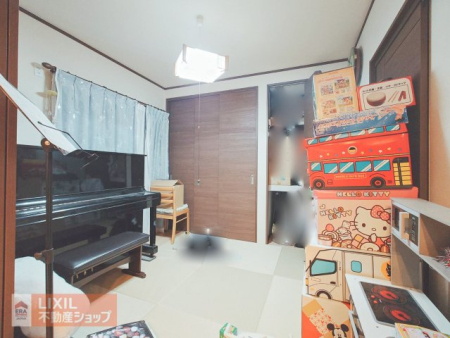 ̑ rOɘaאڂĂAJIȍLXƂԂɂȂĂ܂B