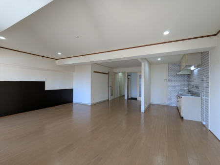 ���r���O ��23.5���̍L�X�Ƃ����J���I�ȃ��r���O�ł��I