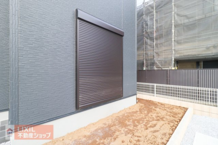  �y�h�Ɛݔ��z���n�����ʐ^�B�P�K���r���O�ɂ͉J���̋������ɂ��𗧂h�ƃV���b�^�[�����Ă��܂��B