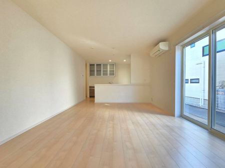 ���r���O �y���ԁE���r���O�z16���̍L�XLDK�́A�쑤�̑傫�ȑ����炽���Ղ�̗z�����������邢��Ԃł��􃊃r���O���ɂ�4.5���̗m���a����אځB��̊��̂����Ԃ����܂�܂��B