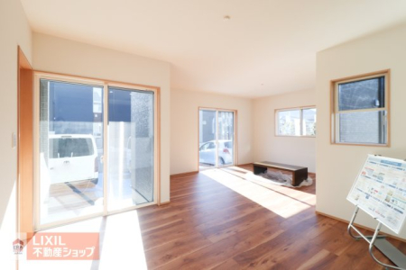 ���r���O �y���r���O�z���n�����ʐ^�B���邢�������̓��郊�r���O�͉Ƒ��c���̏ꏊ�ɂ͍œK�ł��B