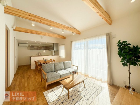  ���r���O�_�C�j���O�F���z�V�䂪�L��������������Ă���郊�r���O�_�C�j���O��Ƒ���F�l�Ƃ����y�����߂������Ԃł���