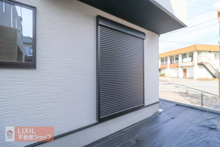  �y�h�Ɛݔ��z���n�����ʐ^�B�P�K���r���O�ɂ͉J���̋������ɂ��𗧂h�ƃV���b�^�[�����Ă��܂��B