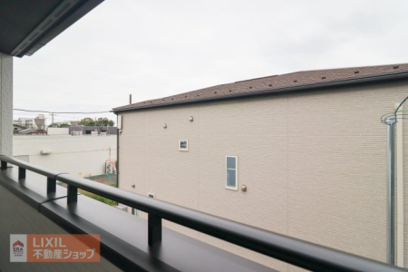 ���̑� �y��������̒��]�z���n�����ʐ^�B�o���R�j�[����̌i�F�B�\���ȊԊu���m�ۂ���Ă���܂��B