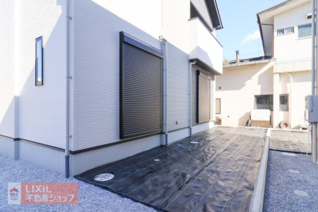  �y�h�Ɛݔ��z���n�����ʐ^�B�P�K���r���O�ɂ͉J���̋������ɂ��𗧂h�ƃV���b�^�[�����Ă��܂��B