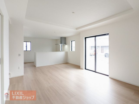 ���r���O �y���r���O�z���n�����ʐ^�B���邢�������̓��郊�r���O�͉Ƒ��c���̏ꏊ�ɂ͍œK�ł��B