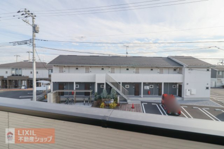 ���̑� �y��������̒��]�z���n�����ʐ^�B�o���R�j�[����̌i�F�B�\���ȊԊu���m�ۂ���Ă���܂��B