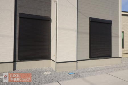  �y�h�Ɛݔ��z���n�����ʐ^�B�P�K���r���O�ɂ͉J���̋������ɂ��𗧂h�ƃV���b�^�[�����Ă��܂��B