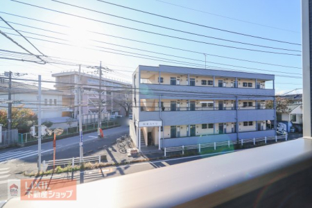 ���̑� �y��������̒��]�z���n�����ʐ^�B�o���R�j�[����̌i�F�B�\���ȊԊu���m�ۂ���Ă���܂��B