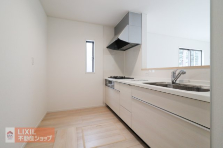 �L�b�`�� �y�L�b�`���z�R���R�������������X�y�[�X���m�ۂ��ꂽ�V�X�e���L�b�`���B�����ɒ������\�Ȃ��ߎ��Z�ɂ��Ȃ�܂����A�i�������₹��̂ł������D���̕��Ɋ�΂�܂��B 