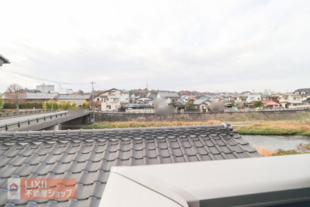 ���̑� �y��������̒��]�z���n�����ʐ^�B�o���R�j�[����̌i�F�B�\���ȊԊu���m�ۂ���Ă���܂��B