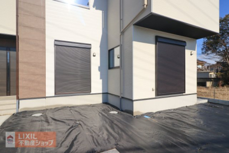  �y�h�Ɛݔ��z���n�����ʐ^�B�P�K���r���O�ɂ͉J���̋������ɂ��𗧂h�ƃV���b�^�[�����Ă��܂��B