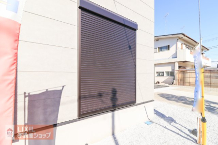  �y�h�Ɛݔ��z���n�����ʐ^�B�P�K���r���O�ɂ͉J���̋������ɂ��𗧂h�ƃV���b�^�[�����Ă��܂��B