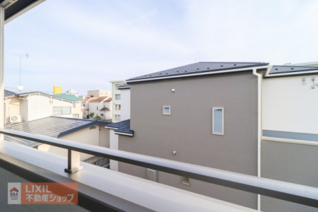 ���̑� �y��������̒��]�z���n�����ʐ^�B�o���R�j�[����̌i�F�B�\���ȊԊu���m�ۂ���Ă���܂��B