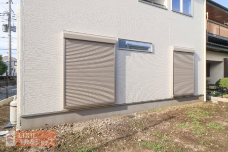  �y�h�Ɛݔ��z���n�����ʐ^�B�P�K���r���O�ɂ͉J���̋������ɂ��𗧂h�ƃV���b�^�[�����Ă��܂��B