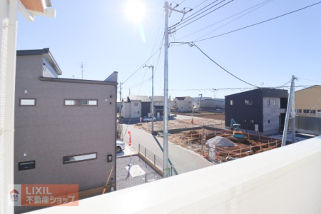 ���̑� �y��������̒��]�z���n�����ʐ^�B�o���R�j�[����̌i�F�B�\���ȊԊu���m�ۂ���Ă���܂��B