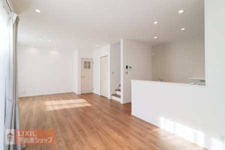 ���r���O �y���r���O�z���n�����ʐ^�B���邢�������̓��郊�r���O�͉Ƒ��c���̏ꏊ�ɂ͍œK�ł��B