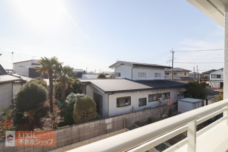 ���̑� �y��������̒��]�z���n�����ʐ^�B�o���R�j�[����̌i�F�B�\���ȊԊu���m�ۂ���Ă���܂��B