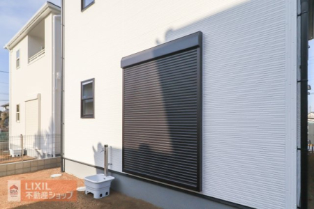  �y�h�Ɛݔ��z���n�����ʐ^�B�P�K���r���O�ɂ͉J���̋������ɂ��𗧂h�ƃV���b�^�[�����Ă��܂��B