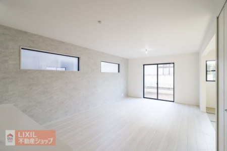 ���r���O �y���r���O�z���n�����ʐ^�B���邢�������̓��郊�r���O�͉Ƒ��c���̏ꏊ�ɂ͍œK�ł��B