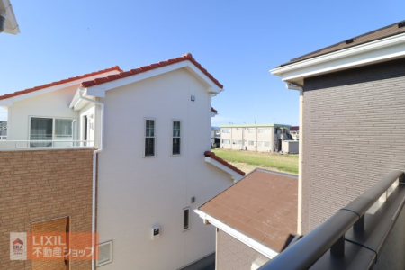 ���̑� �y��������̒��]�z���n�����ʐ^�B�o���R�j�[����̌i�F�B�\���ȊԊu���m�ۂ���Ă���܂��B