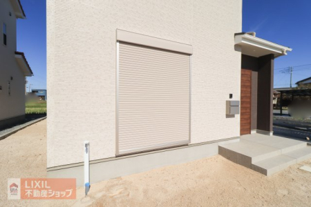  �y�h�Ɛݔ��z���n�����ʐ^�B�P�K���r���O�ɂ͉J���̋������ɂ��𗧂h�ƃV���b�^�[�����Ă��܂��B