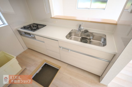 ���̑����� �y���̑��ݔ��z���n�����ʐ^�B�g���₷���L�߂̃V���N��Ƒ��ł̃R�~���j�P�[�V�������Ƃ��Ζʌ^�V�X�e���L�b�`���ł��B�����ɃV���N�ƃR�������܂Ƃ߂��V���v���Ȍ`�ł��B