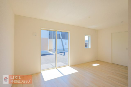  �y���r���O�_�C�j���O�z���n�����ʐ^�B�Ƒ��ŉ߂����邭�났�̋�ԁB���q�������Ă��������������Ȃ��T�C�Y�B�z�[���p�[�e�B�[�ɏ��������Ȃ�L�XLDK�ł��B