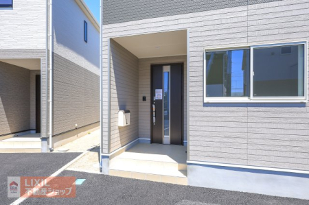  ���s���̂���|�[�`�ŉJ�̓������S�ł��B���ʂȏ��肪�Ȃ����փh�A�Ƒ��݂̂ł܂Ƃ߂��Ĉ�ۓI�ȃf�U�C�����ڂ������܂��B�V���v���ȐF�����Ŏd�グ��ꂽ���ւ܂�肪��ɂ��悭�f���Ă���D��ۂł��ˁB