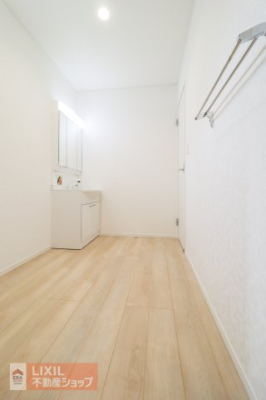  ���ʒE�ߏ��͂������Ƃ����X�y�[�X�Ŏg���₷���ł��B���ʉ��ϑ�ɂ͖L�x�Ȏ��[��݂��Ă��܂��B