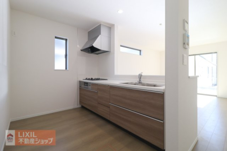 �L�b�`�� �y�L�b�`���z�R���R�������������X�y�[�X���m�ۂ��ꂽ�V�X�e���L�b�`���B�����ɒ������\�Ȃ��ߎ��Z�ɂ��Ȃ�܂����A�i�������₹��̂ł������D���̕��Ɋ�΂�܂��B 