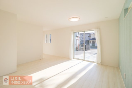 ���r���O �y���r���O�z���n�����ʐ^�B���邢�������̓��郊�r���O�͉Ƒ��c���̏ꏊ�ɂ͍œK�ł��B