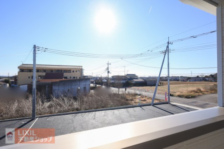 ���̑� �y��������̒��]�z���n�����ʐ^�B�o���R�j�[����̌i�F�B�\���ȊԊu���m�ۂ���Ă���܂��B