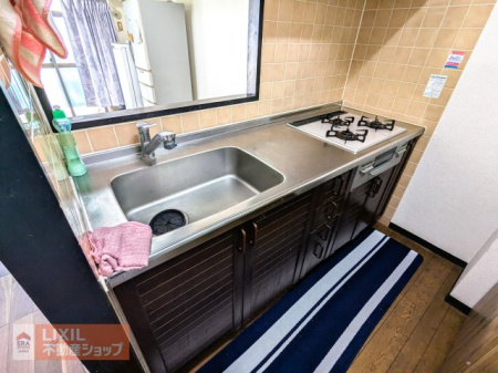 �L�b�`�� �O�ʂɑ傫�ȊJ������݂����Z�~�I�[�v���^�C�v�̃L�b�`���ɂȂ��Ă���A ���r���O�ɂ��邲�Ƒ��Ɖ�b���y���ނ��Ƃ��ł��܂��� �����ɕ����̗������i�߂���֗���3���R�����t���ł��� 