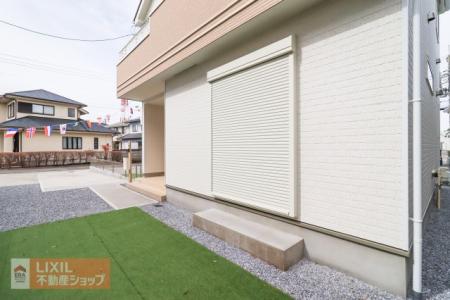  �y�h�Ɛݔ��z���n�����ʐ^�B�P�K���r���O�ɂ͉J���̋������ɂ��𗧂h�ƃV���b�^�[�����Ă��܂��B