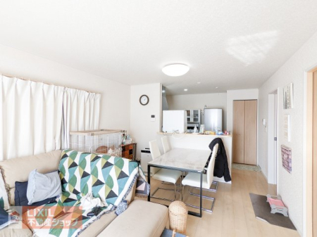  �Ƒ��ŉ߂����邭�났�̋�Ԃ͍L�߂̐݌v�ƂȂ��Ă���܂��B