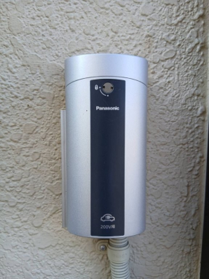 ���̑����� 200V�̎����ԗp�[�d�@��ł��B