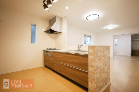 �L�b�`�� �y�L�b�`���z�R���R�������������X�y�[�X���m�ۂ��ꂽ�V�X�e���L�b�`���B�����ɒ������\�Ȃ��ߎ��Z�ɂ��Ȃ�܂����A�i�������₹��̂ł������D���̕��Ɋ�΂�܂��B 