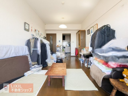 ���r���O �L�b�`�����烊�r���O�����n����݌v�ŁA�Ǝ������Ȃ��炨�q�l�̗l�q���b���y���߂܂��B���R�ƉƑ����W�܂肽���Ȃ�A�����肠�ӂ��c���̏�B�Ɨ����ƈ�̊��𗼗������A�g������̗ǂ����C�A�E�g�ł��B