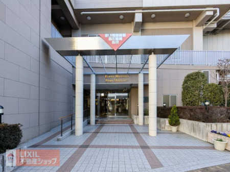  �����������F���̃^�C���Əd���Ȑ݂����A�Z�܂����̃X�e�[�^�X���ے����܂��B�v�Z���ꂽ�Ɩ��v�悪�A��ɂ͒��ԂƂ͈قȂ錶�z�I�ȕ\���n�o���A�@��Ƃ��Ă̕i�i���X���݂ɕ`���o���܂��B