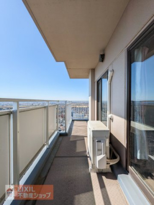 �o���R�j�[ �S�Ă̕������o���R�j�[�ɖʂ����A���ƕ����ʂ蔲����J���I�Ȑ݌v�BL���^�ɍL���郏�C�h�ȃX�y�[�X�́A���r���O�̉����Ƃ��āA����ԋ߂Ɋ�����S�n�悢���O���r���O�����o���܂��B