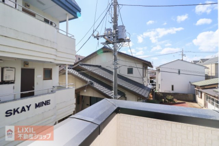 ���̑� �y��������̒��]�z���n�����ʐ^�B�o���R�j�[����̌i�F�B�\���ȊԊu���m�ۂ���Ă���܂��B