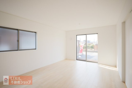 ���r���O �y���r���O�z���n�����ʐ^�B���邢�������̓��郊�r���O�͉Ƒ��c���̏ꏊ�ɂ͍œK�ł��B