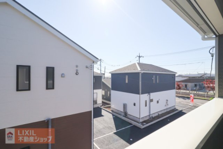 ���̑� �y��������̒��]�z���n�����ʐ^�B�o���R�j�[����̌i�F�B�\���ȊԊu���m�ۂ���Ă���܂��B