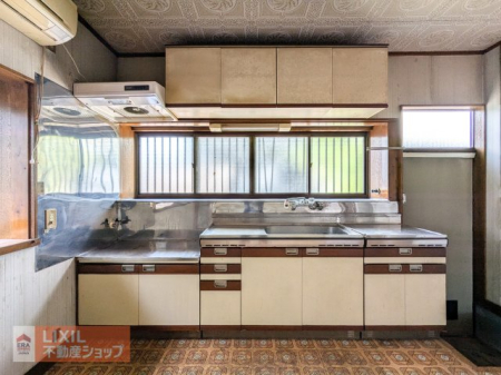 �L�b�`�� ��ƃX�y�[�X����������m�ۂ��ꂽ�L�b�`���ł��B �����������A�S�~�o�����ɕ֗��ł���