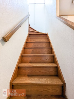 ���̑� ���ւ��烊�r���O���o�R�����A������2�K�֏オ���z�u�ɂȂ��Ă��邽�߁A �v���C�o�V�[��ی삷�邱�Ƃ��ł��܂��I �܂��A�r���Ő܂�Ȃ���^�C�v�̊K�i�ł��̂ŁA�]�|���X�N���y������܂��B