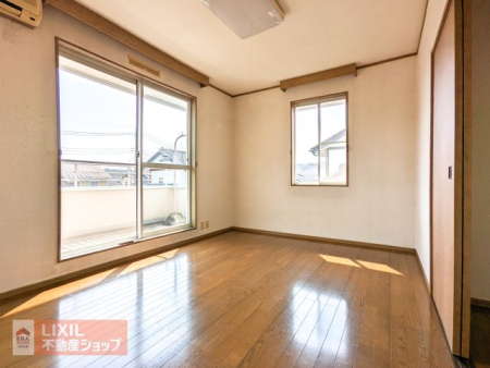 ���̑����� 2�ʍ̌��̖��邢�m���ł��� �N���[�[�b�g����������t���Ă��܂��I