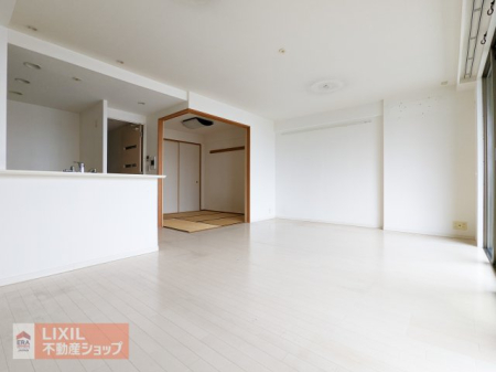  �Ƒ��̏Ί炪�W�܂�ꏊ�B�L�߂̃e�[�u����u���Ă���Ƃ肠��L���ł��B