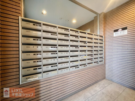  ���R�ƕ��ԃ|�X�g�́A�Z�܂����X�̃}�i�[�̗ǂ��ƁA���J�ȊǗ��̏؂ł��B