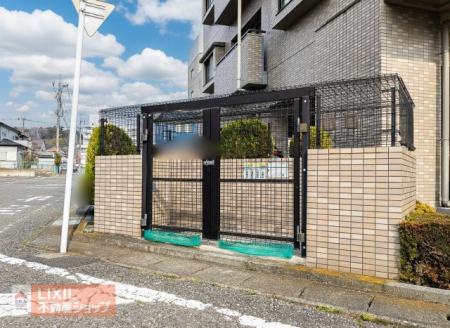 ���̑����� �G���g�����X����o�Ă����E���ɐ�p�̃S�~�X�e�[�V����������܂��I